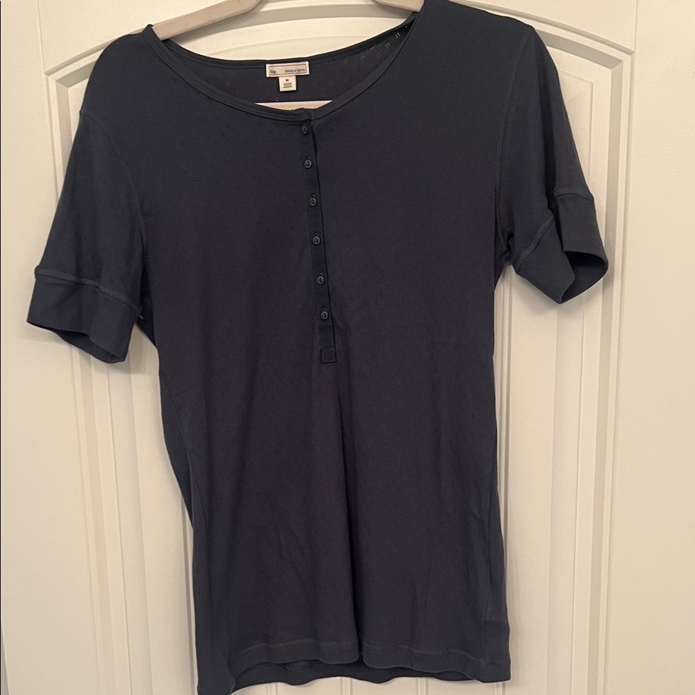 GAP Women’s Grey Short Sleeve Button-Up Blouse with Designs in Fabric.  Size M